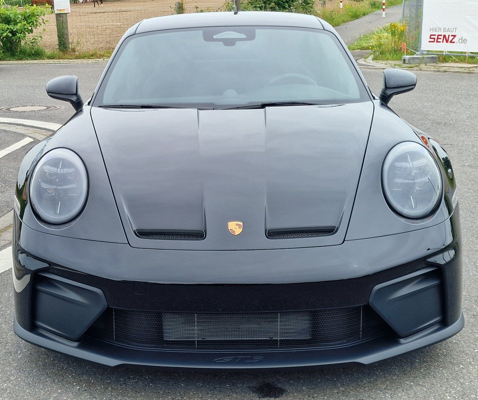 Skutečné černé Porsche 911 GT3 Touring CK EUKA z čelního pohledu