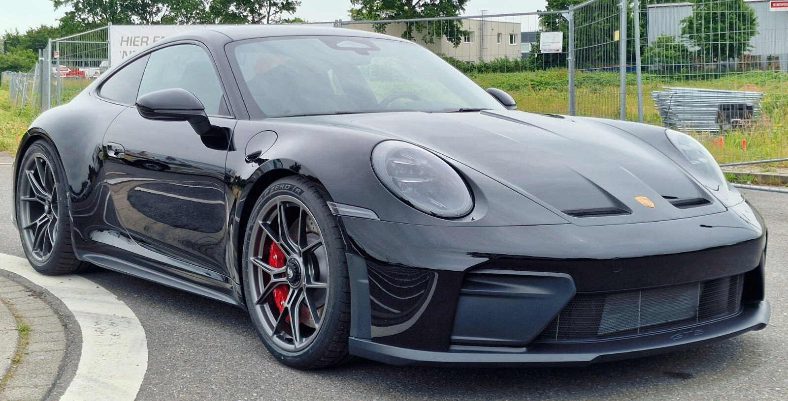 Skutečné černé Porsche 911 GT3 Touring CK EUKA z nízkého předního tříčtvrtečního pohledu