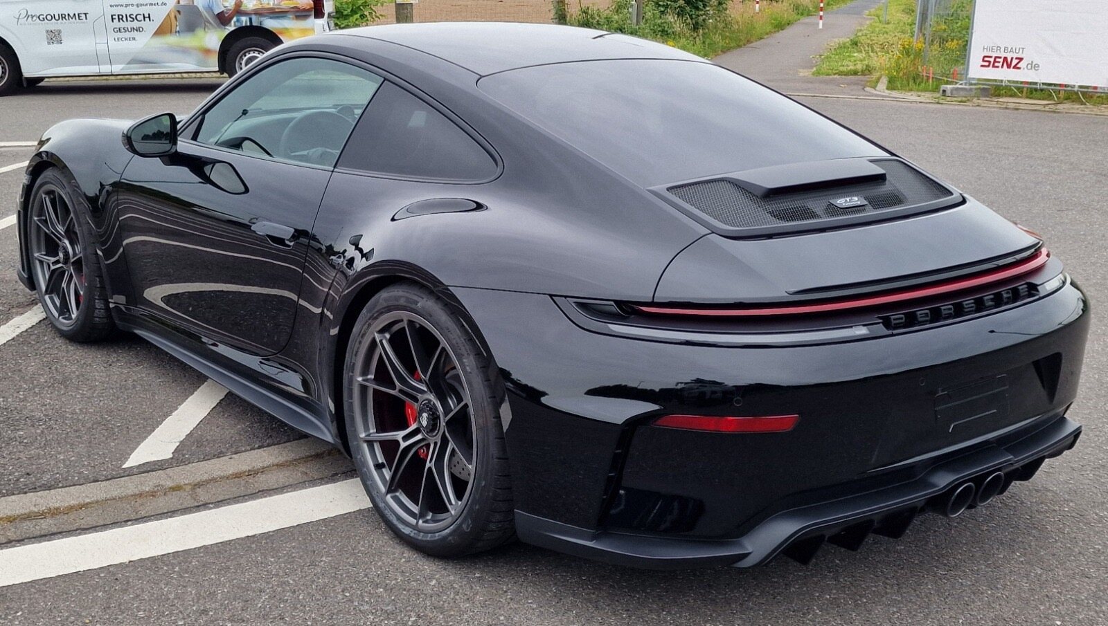Skutečné černé Porsche 911 GT3 Touring CK EUKA ze zadního tříčtvrtečního pohledu