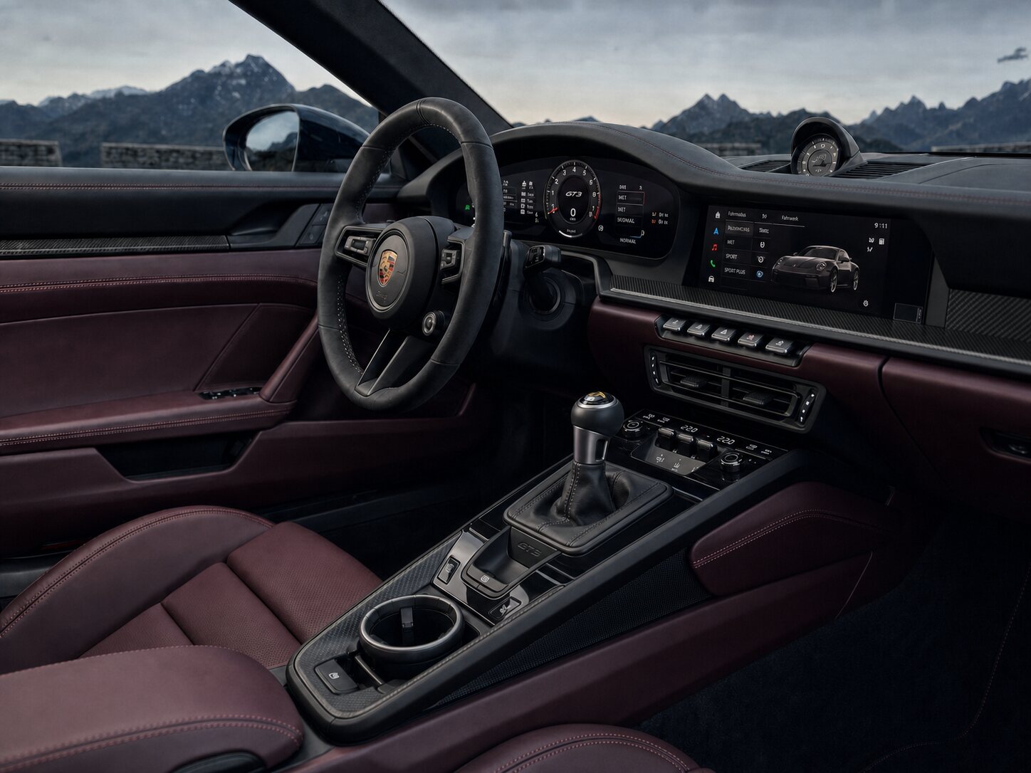 Sedmistupňová PDK, karbonový dekor a tmavě vínový kožený interiér Porsche 911 GT3 Touring