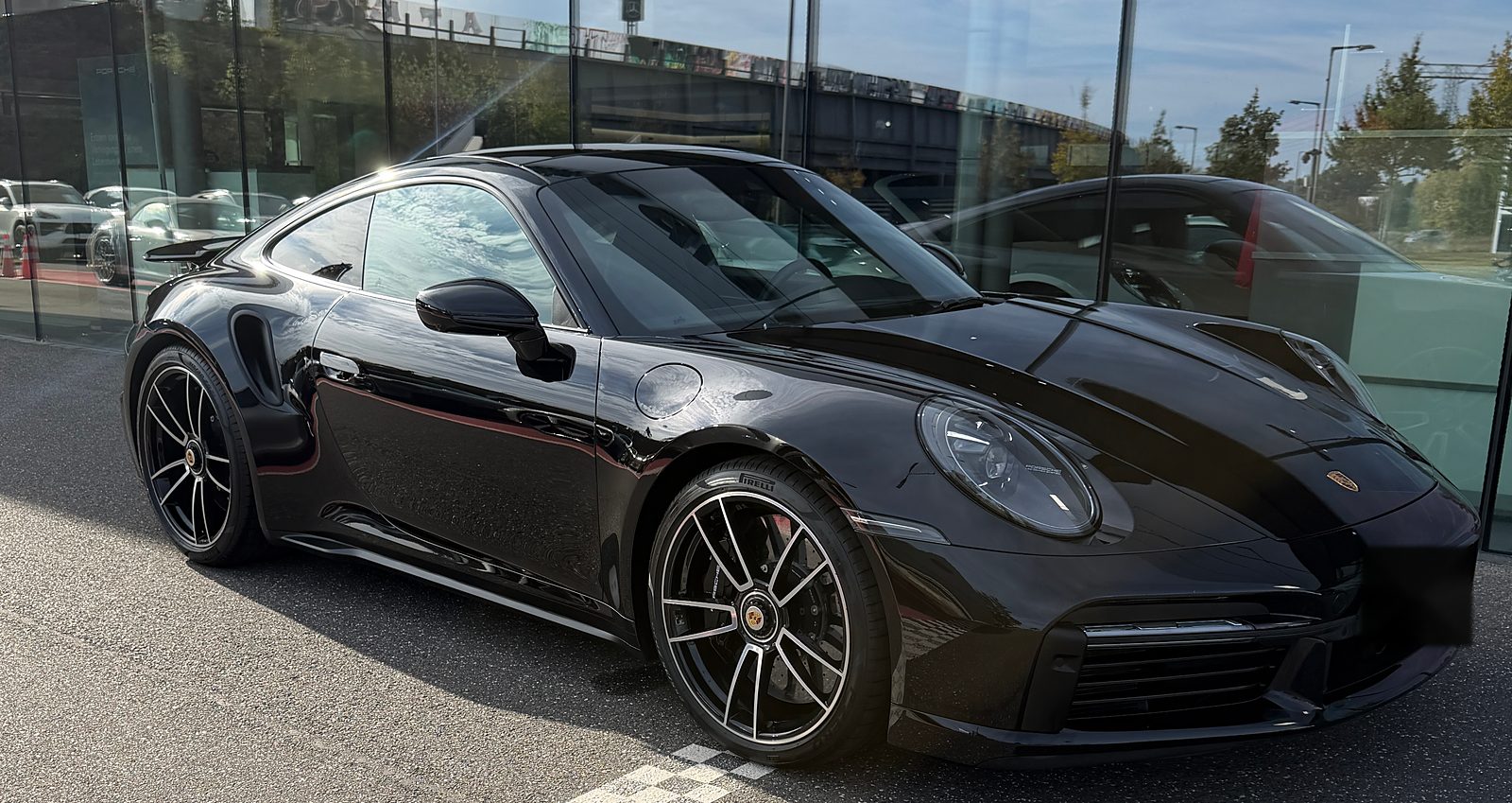 Skutečné černé Porsche 911 Turbo S CK EUKA z předního tříčtvrtečního pohledu