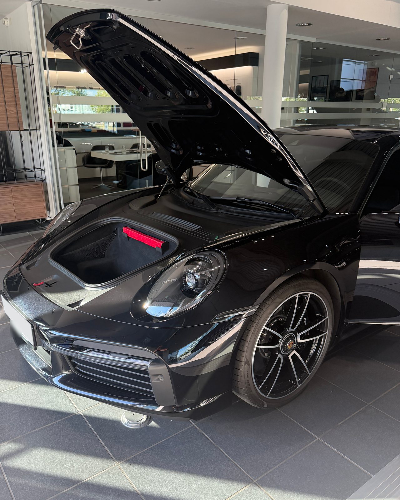 Příď skutečného Porsche 911 Turbo S CK EUKA s otevřenou přední kapotou a zavazadelníkem