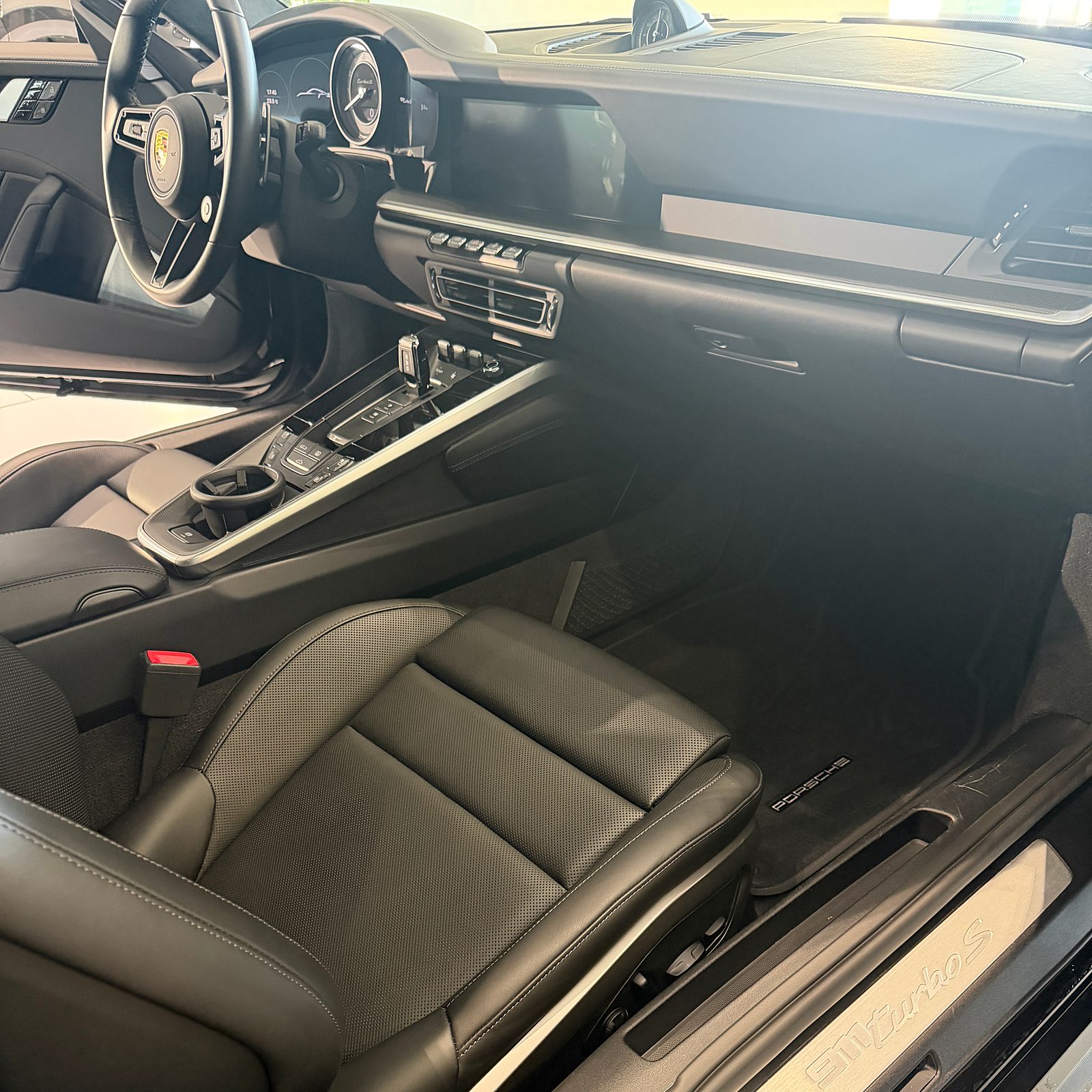 Černý kožený interiér skutečného Porsche 911 Turbo S CK EUKA