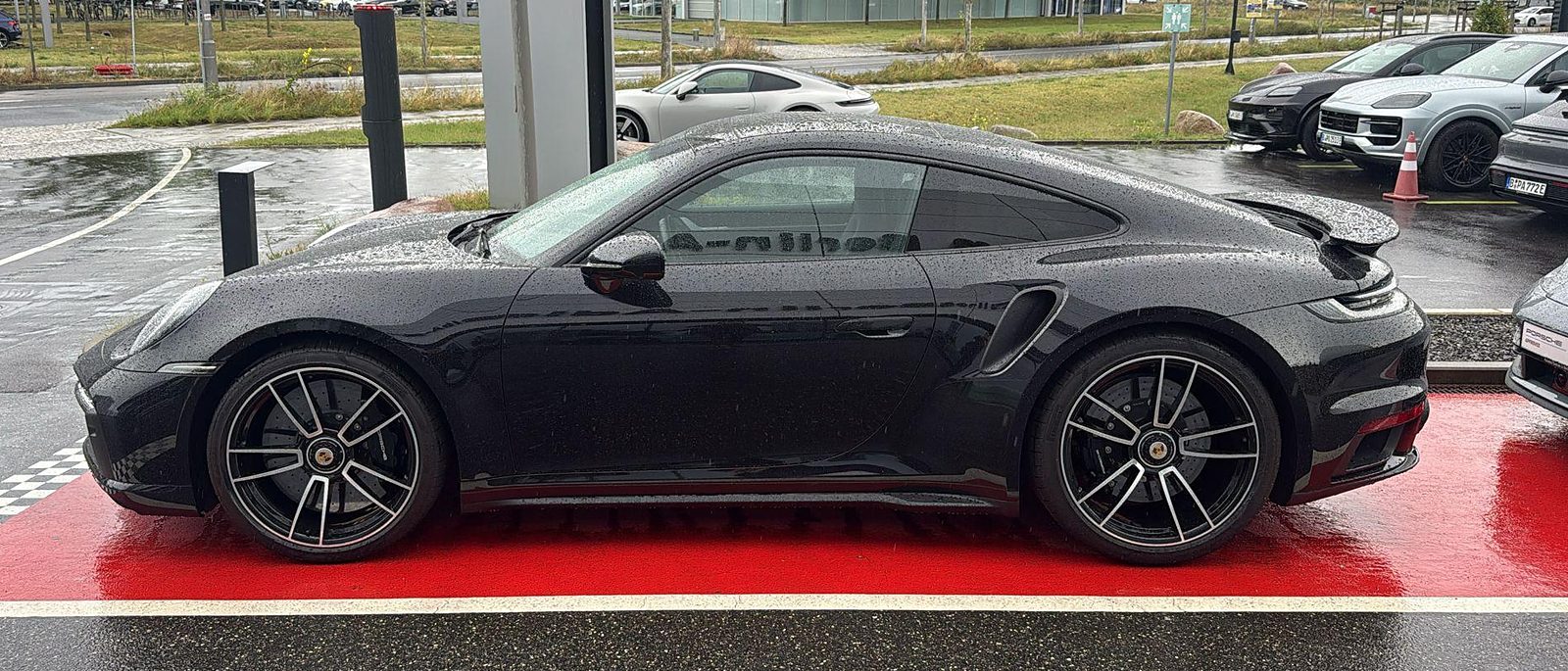 Skutečné černé Porsche 911 Turbo S CK EUKA z boku