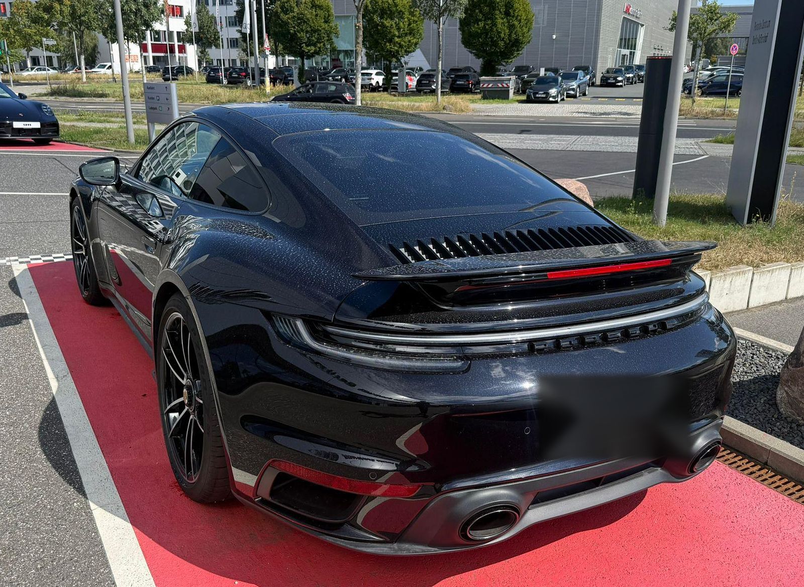 Skutečné černé Porsche 911 Turbo S CK EUKA ze zadního tříčtvrtečního pohledu