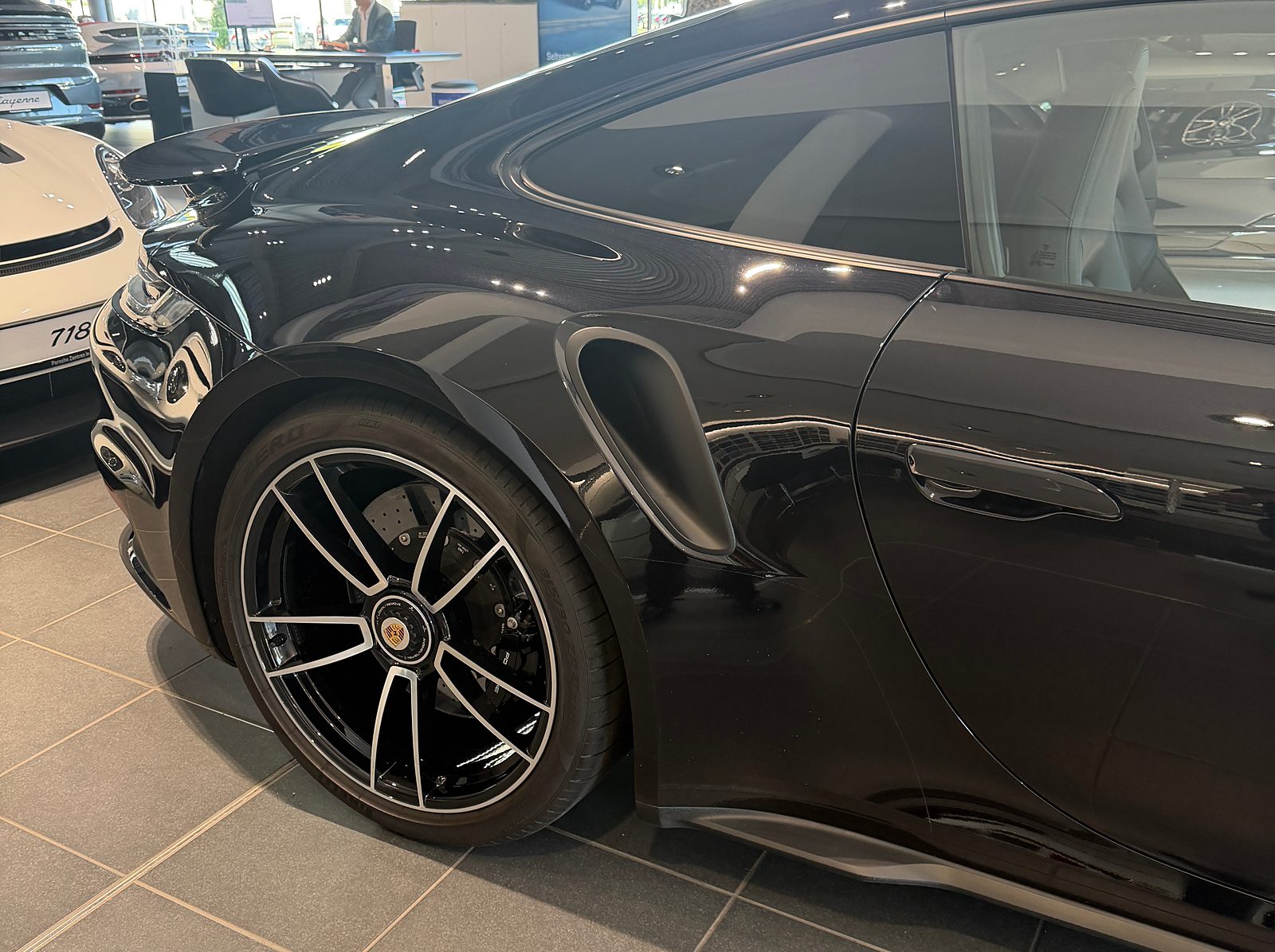 Boční sání před zadním kolem skutečného Porsche 911 Turbo S CK EUKA