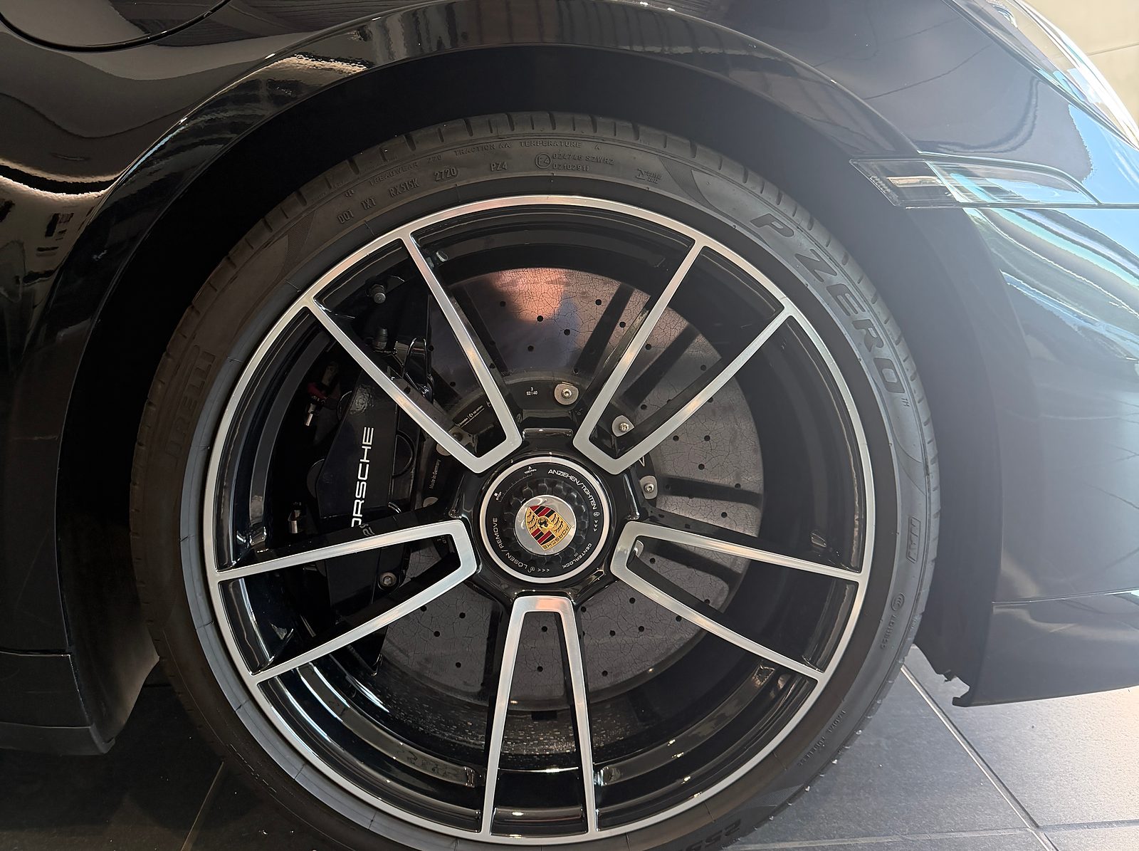 Kolo skutečného Porsche 911 Turbo S CK EUKA s centrální maticí, černým třmenem a karbon-keramickým kotoučem