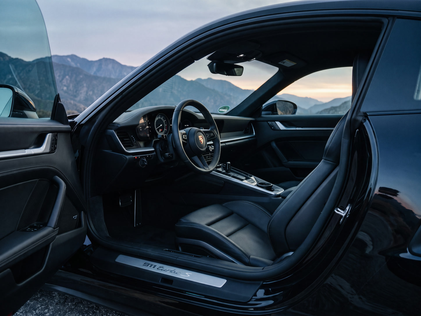 Černý kožený interiér Porsche 911 Turbo S s perforovanými středy sedadel a stříbrnou lištou palubní desky