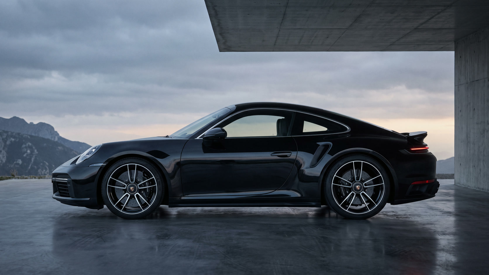 Boční profil černého Porsche 911 Turbo S