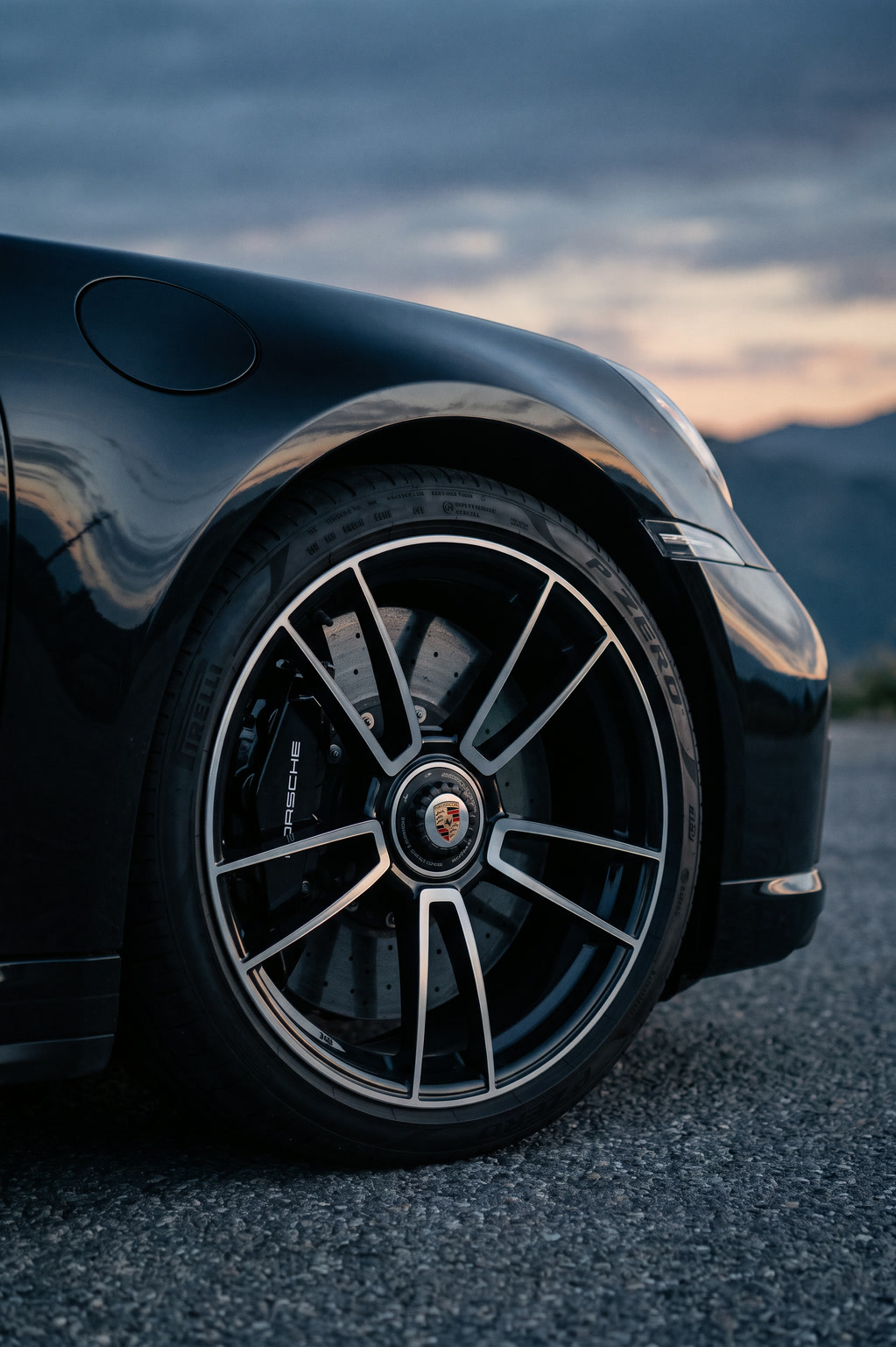 Kolo Porsche 911 Turbo S s centrální maticí, černým třmenem a karbon-keramickým brzdovým kotoučem